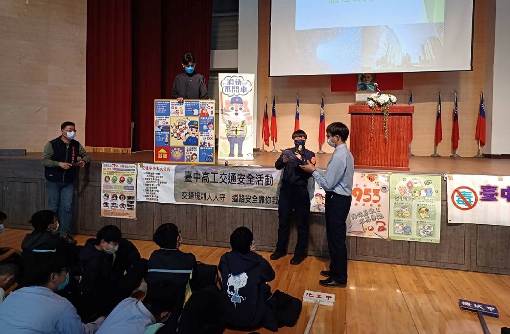 ▲ 警察姐姐超人氣，現場搶答熱烈歡笑聲不斷 (圖/台中市警察局 提供)