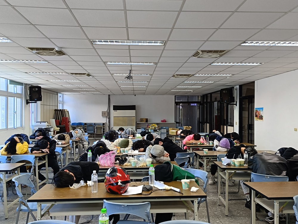 麻將棋牌社藏賭場 警深夜查緝逮32人 52 56224