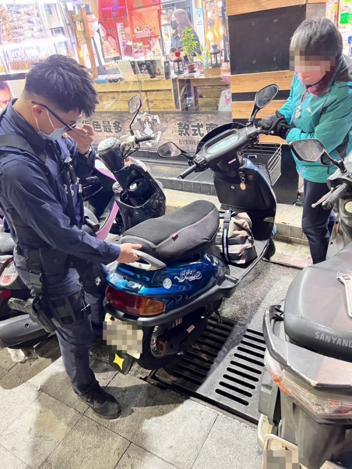 機車卡水溝蓋動彈不得 警合力解圍助脫困