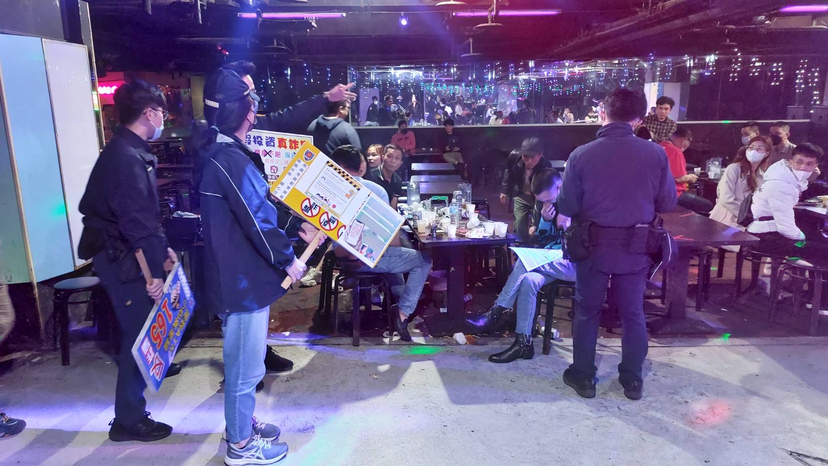 桃園警分局防治組外事警員蔡佳珉與偵查隊組成反詐宣導團,至移工舞廳進行宣導。(記者宋紹誠翻攝)