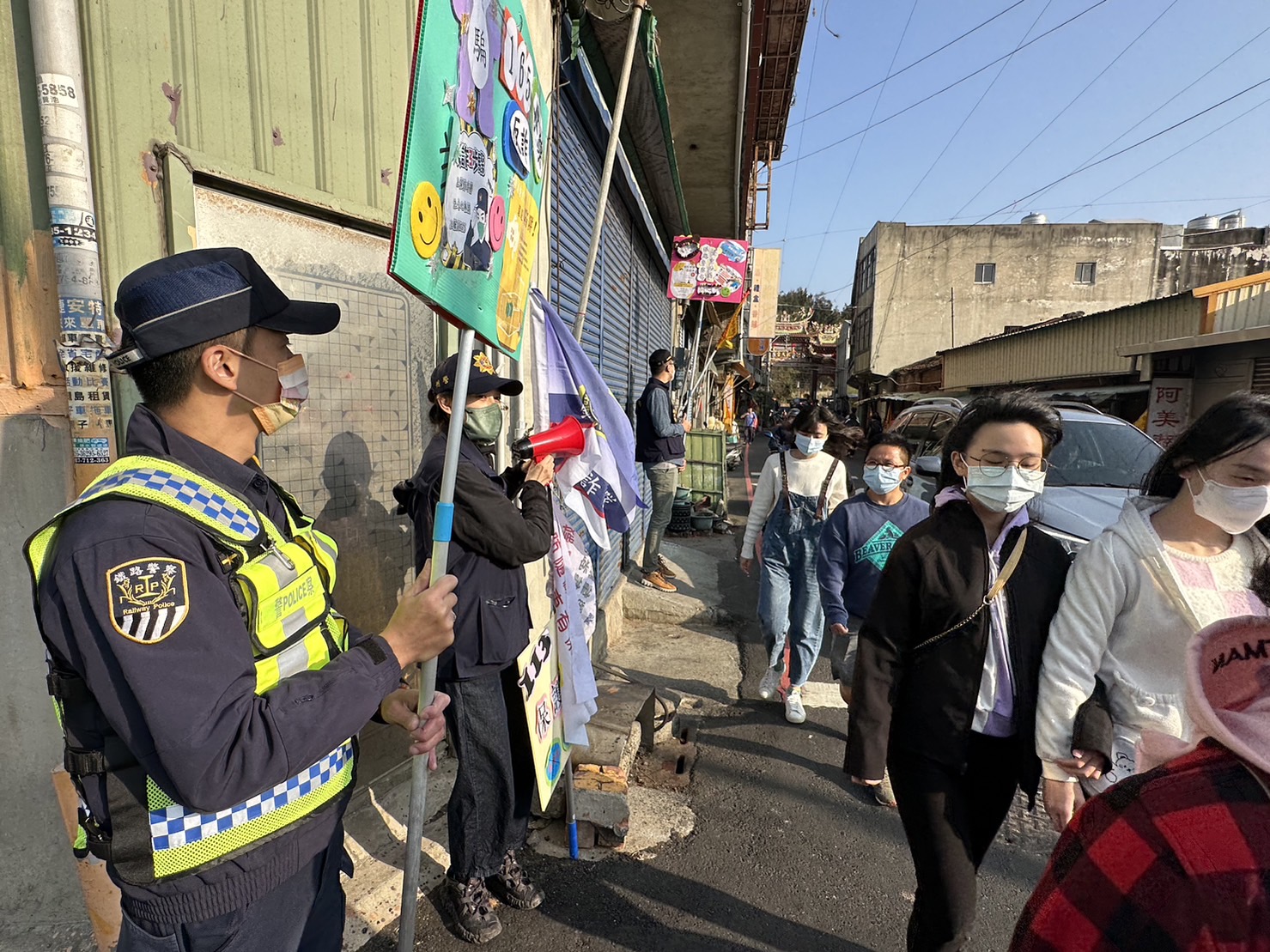 鐵警局臺中分局日前配合白沙屯媽祖開爐儀式吸引眾多人潮時，借機積極辦理犯罪預防宣導。(圖/記者謝榮浤翻攝) 