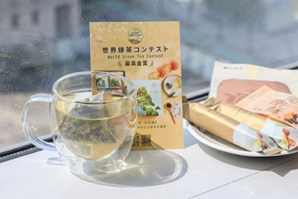 方便沖泡的茶包組來自台中十大伴手禮聯名禮盒搭配台中道地甜點更顯風味。(圖/記者謝榮浤翻攝)