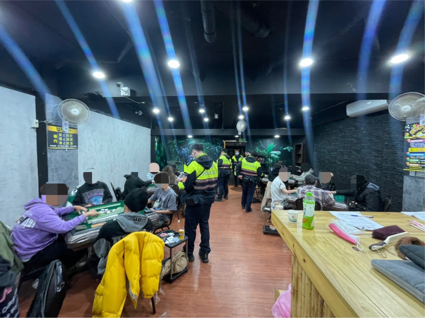 淡水警查獲引身棋牌社內賭場。(記者戴昱弘翻攝)