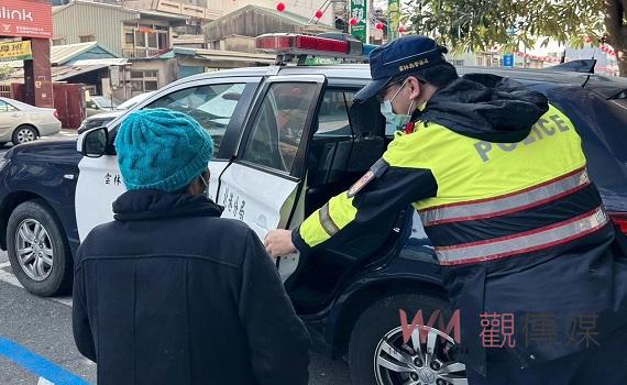北港員警為失智婦貼心查訪 護送迷路的老婦人平安返家