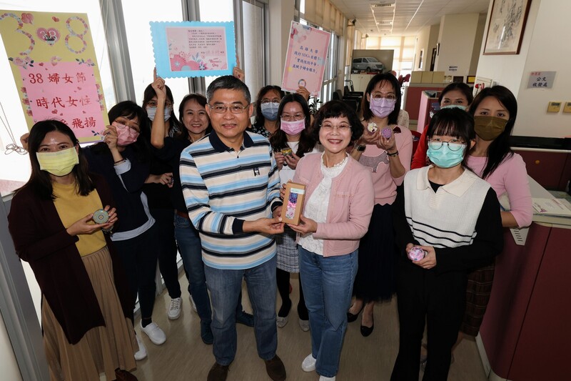 漾新聞|高大校長陳月端致贈香氛蠟燭祝婦女節 提醒多愛自己一些