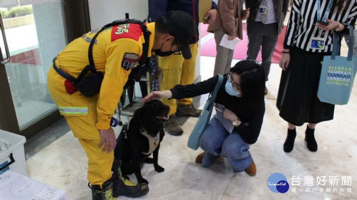 消防局搜救犬與章季芸董事長之愛犬相見歡，藉此相互交流。<br /><br /> <br /><br /> 