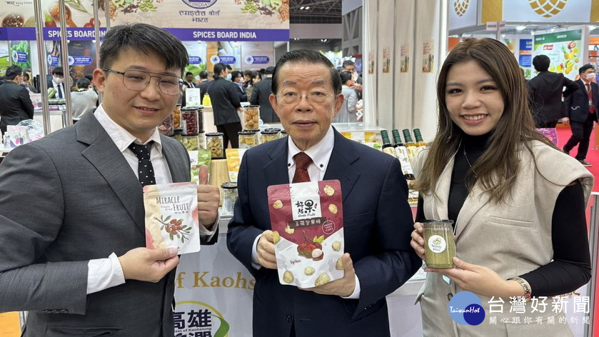 ▲謝長廷大使推介淨園農園生產合作社的果脆。(圖/記者 許高祥 翻攝)