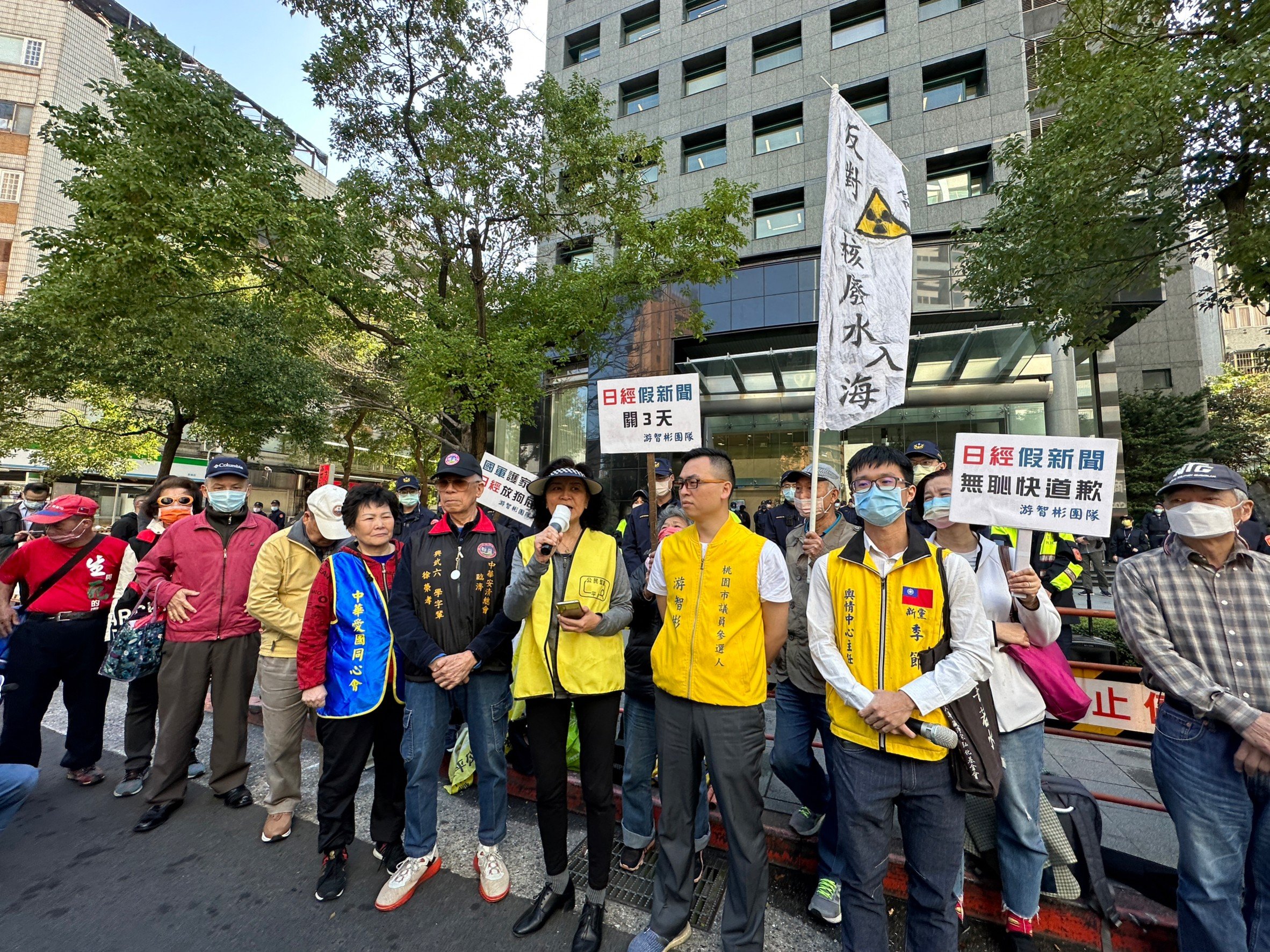 日本媒體報導台灣九成退役軍官到中國賣情報,新黨和前新聞局長鍾琴(中間手持麥克風者)到日本台灣交流協會前抗議。林啟弘攝