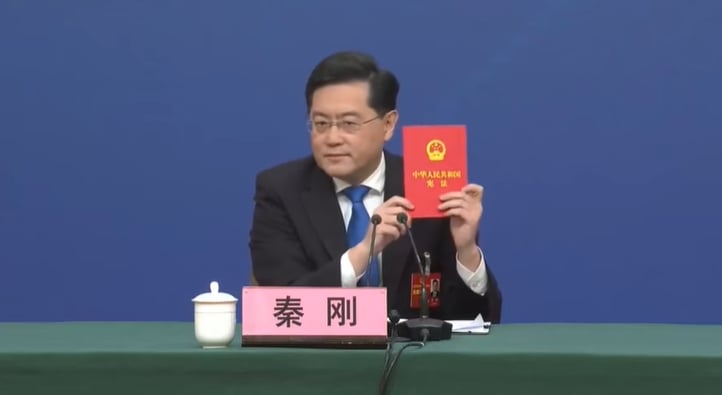 在回答台灣問題有關提問時，秦剛有備而來，現場直接拿出《中華人民共和國憲法》。翻攝自騰訊網