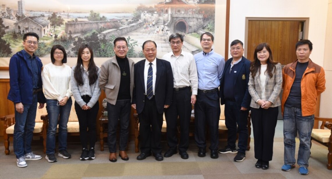 陳光復會見環保署稽查總隊長李建育 爭取馬公蛋黃區觀光公廁等經費