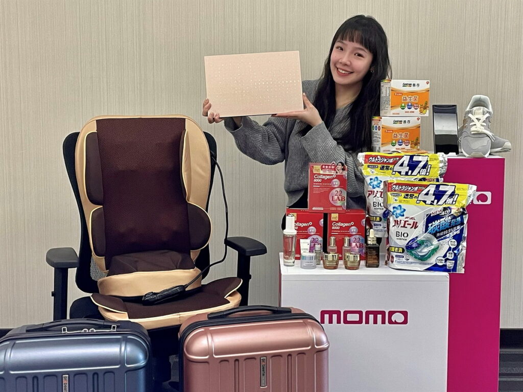 momo《3.8女王節》暖身慶人流年增三成,3/8揭開重頭戲:全站最高回饋34%、狂送野餐帳篷與萬份肯德基、三星S23新機下單抽。
