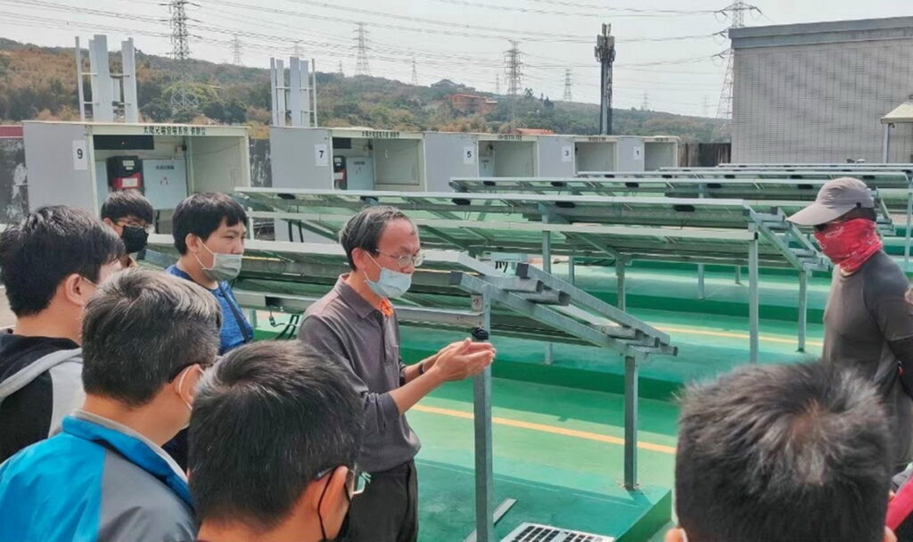 勞工局委託弘光科大開辦的太陽光電設置乙級證照班,學員利用星期六、日上課。