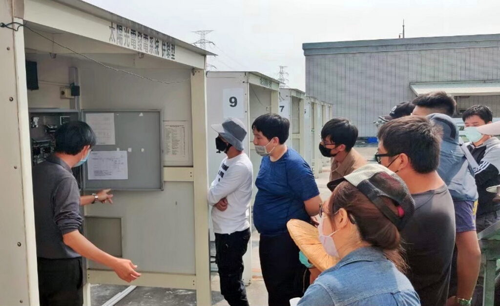 弘光科大太陽光電實作場地設備完整,讓學員充份了解案場配置與可能發生的狀況。