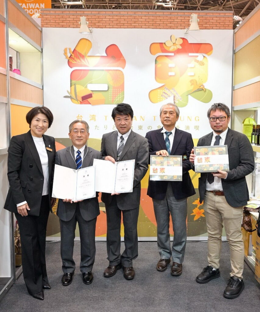 臺東縣長饒慶鈴(左一)與日本通路商-ファソラ合同会社