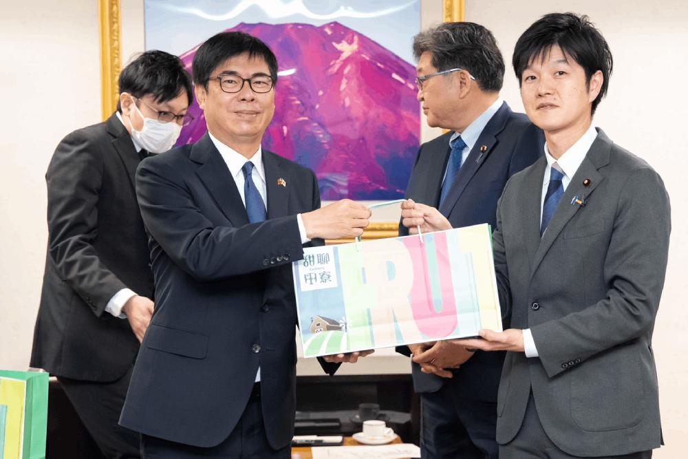盼續推台日友好 陳其邁會見萩生田贈蜜棗嚐高雄味 41 陳其邁致贈蜜棗