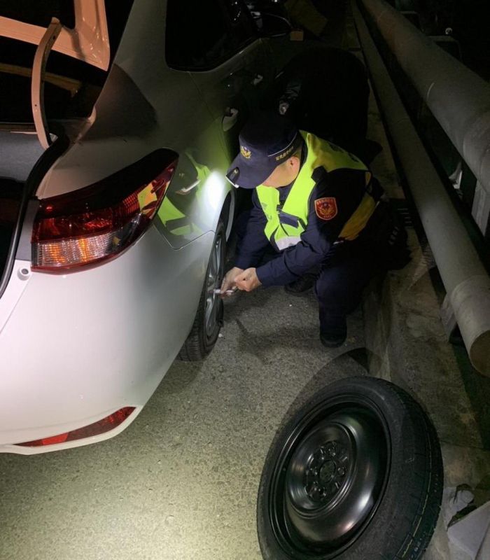 女子駕車返家途中爆胎 頭份警熱心助脫困順利返家