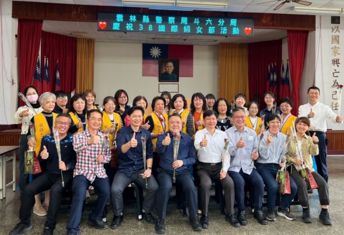 斗六警慶祝「38國際婦女節」 黃念生致贈玫瑰花及保養品