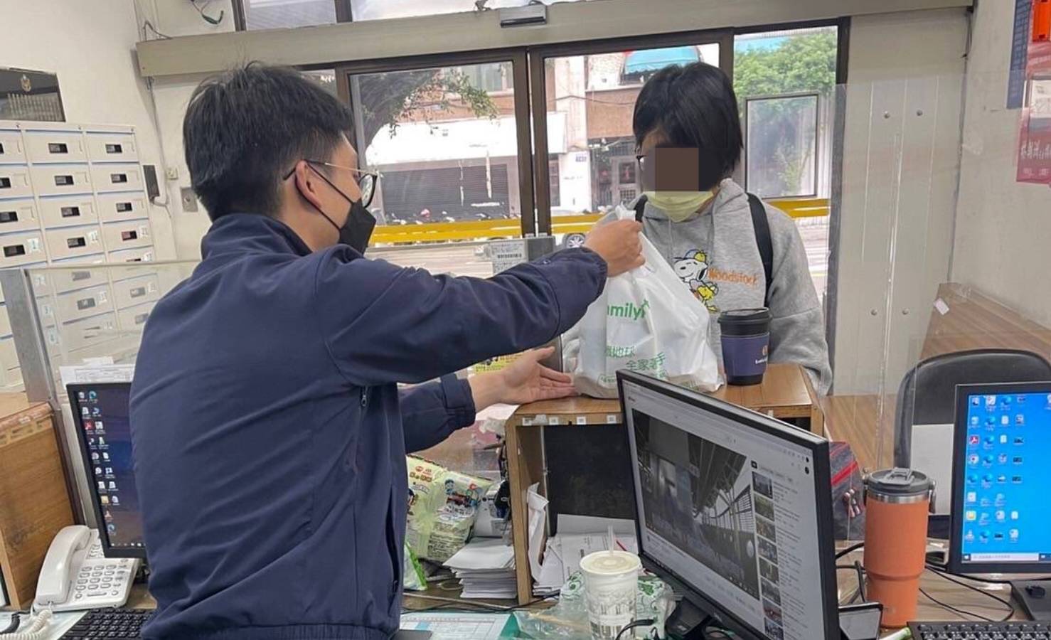 女高中生贈親筆信及咖啡慰問警,對於日前警方即刻伸出援手深表感謝。(圖/記者謝榮浤翻攝)
