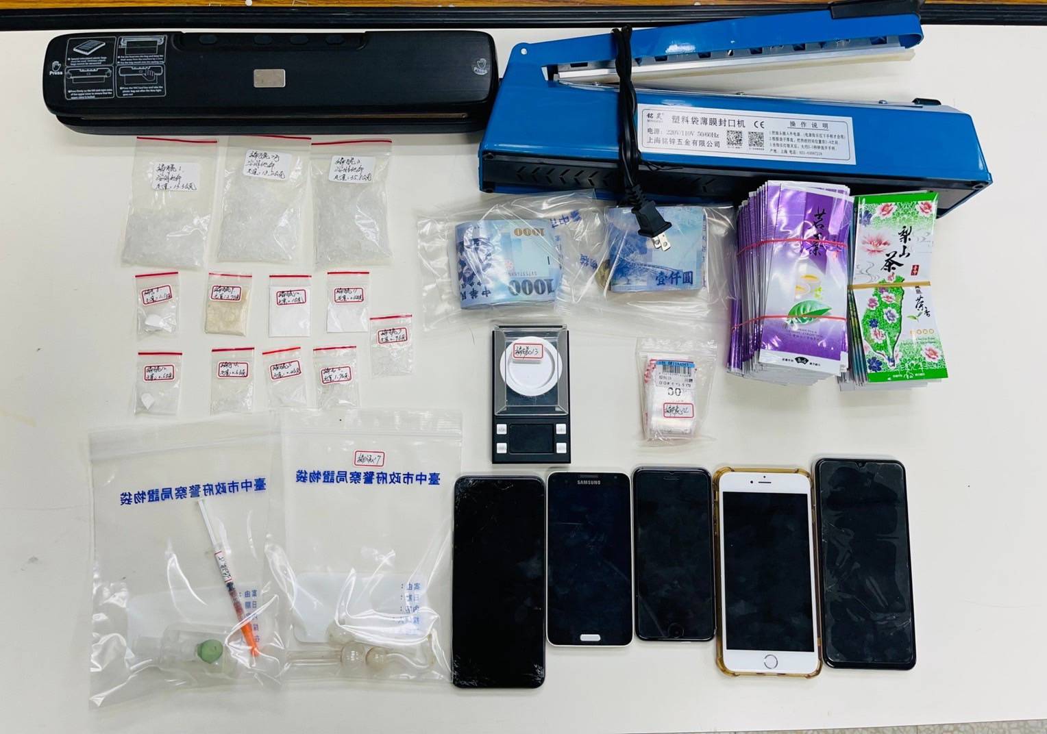 中市警刑大日前破獲販毒案相關證物。(圖/記者林㤈輝翻攝)