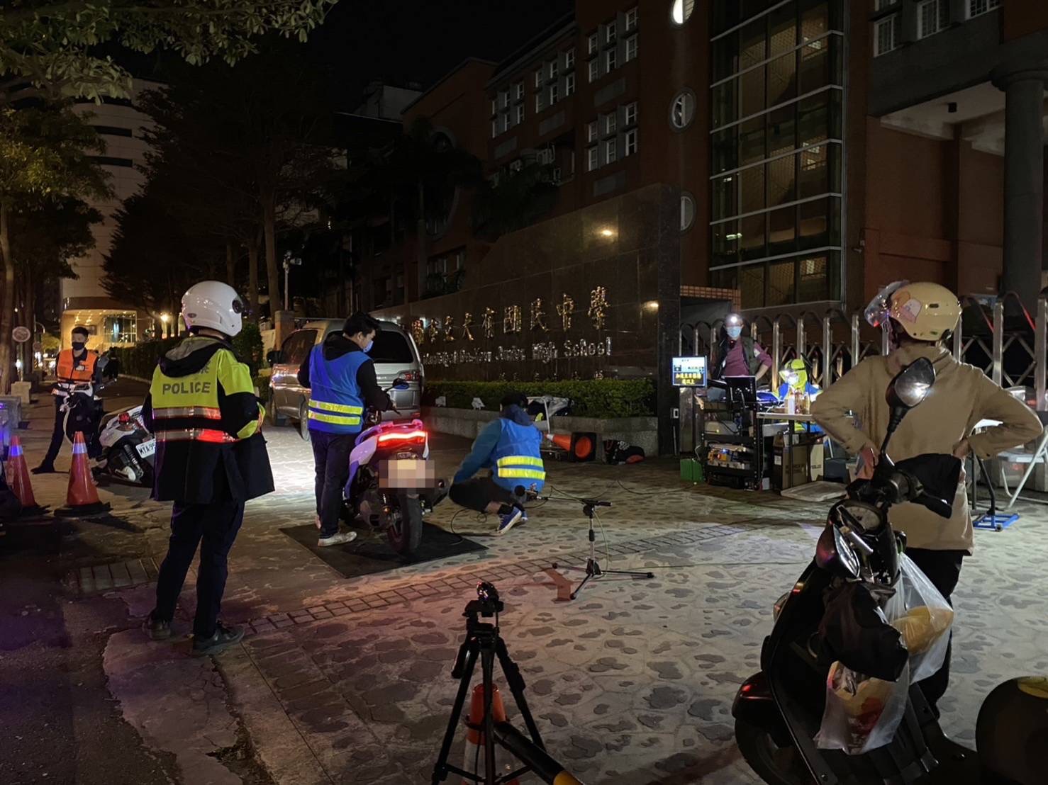桃園警分局與環境保護局、桃園監理站組成聯合稽查小組，共同執行取締噪音車勤務。（記者宋紹誠翻攝）