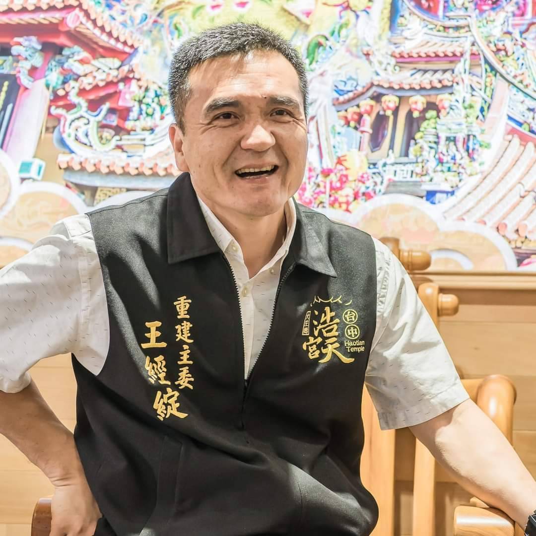 廟方主任委員王經綻,要趕在今年農曆三月二十三日慶祝「媽祖生日」前,將八尊分靈全數換上新衣。(記者江雁武翻攝)
