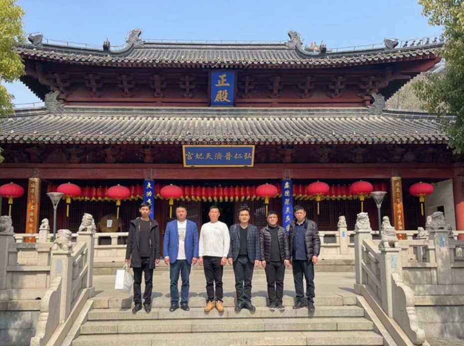 台灣浩天宫和締結姐妹宮的上海天妃宮人員在廟前合影。(記者江雁武翻攝)