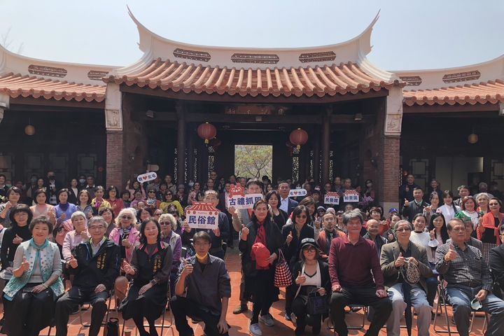 知名書法家吳季如於全臺首座民俗公園內的臺灣民俗文物館內揮毫。 圖:臺中市政府文化局/提供