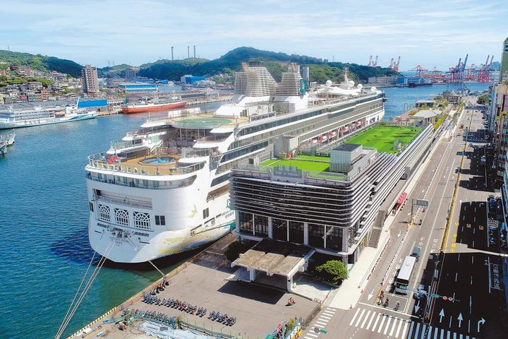 基隆港提供3/7首批郵輪入境旅客免費搭乘觀光巴士遊程。 圖:基隆市政府觀光及城市行銷處/提供
