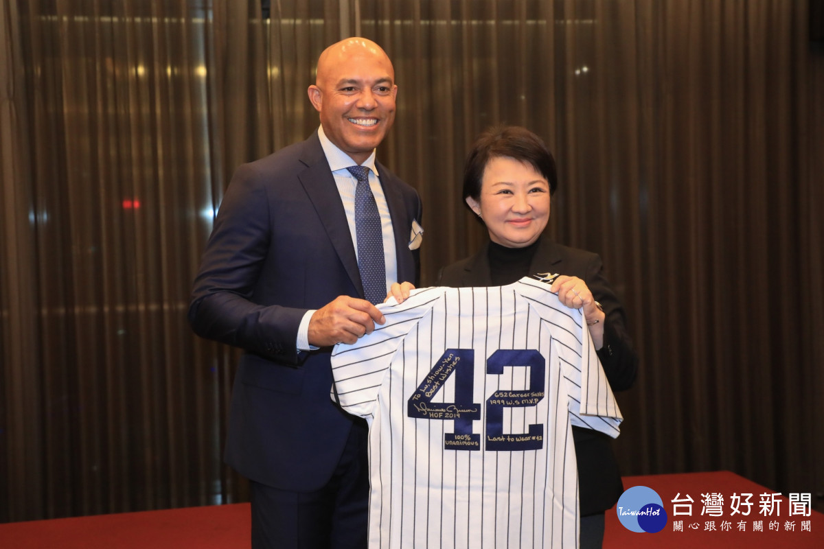 李維拉回贈盧市長一件42號經典球衣
