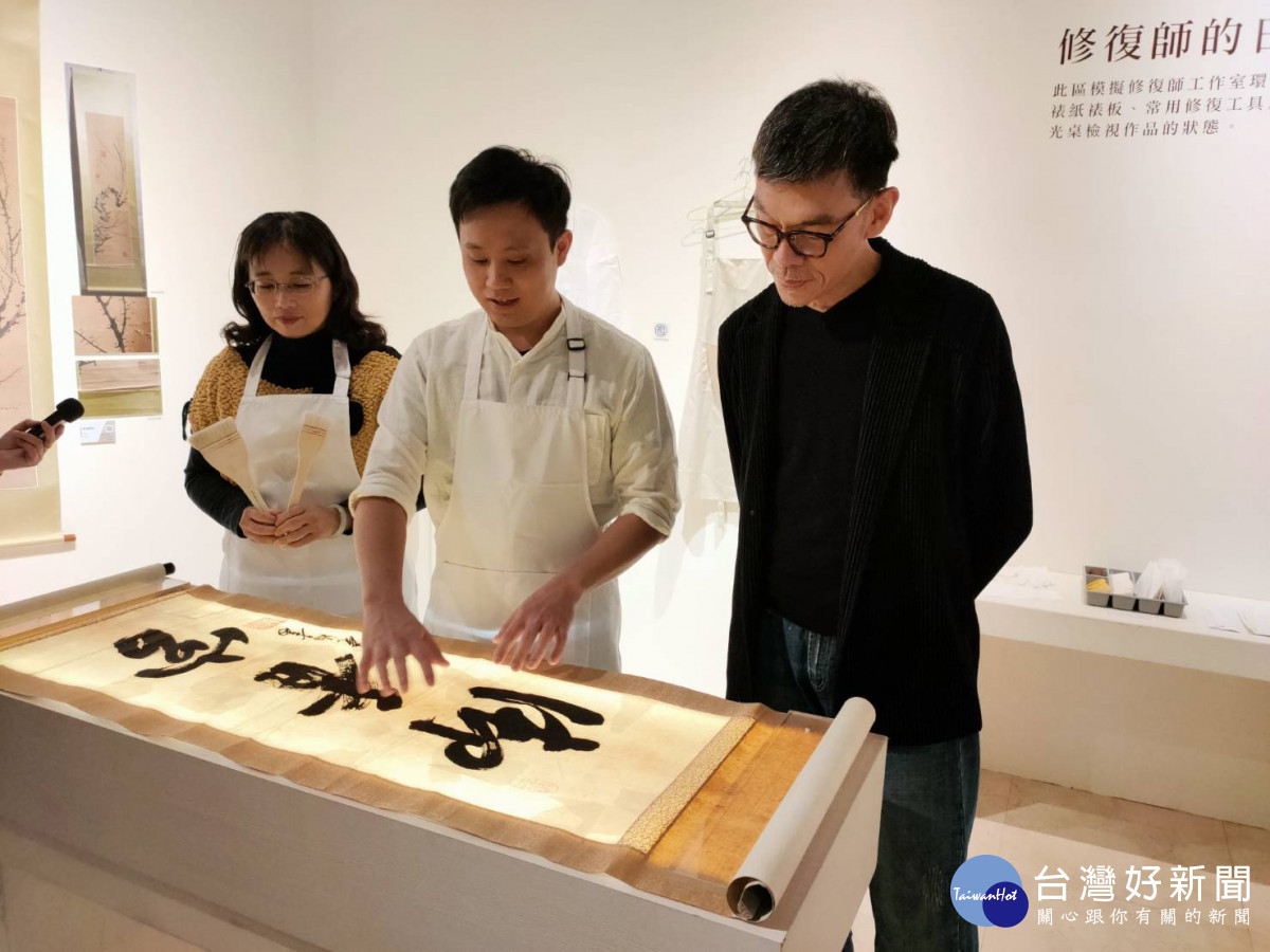 「修張畫，Show彰化」典藏修復展即日起縣立美術館展出，國立雲林科大林煥盛教授解說修復過程。圖／記者鄧富珍攝