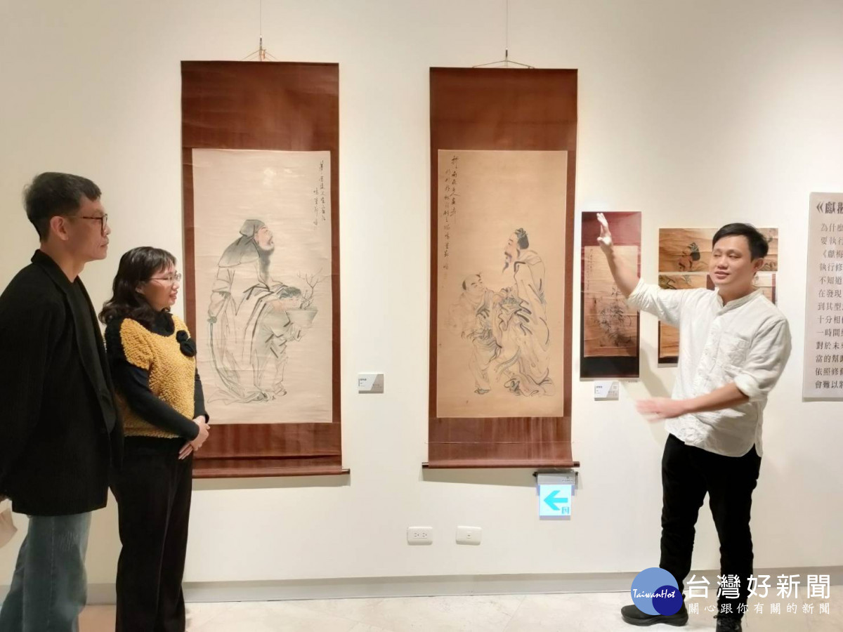 「修張畫,Show彰化」典藏修復展即日起縣立美術館展出,國立雲林科大林煥盛教授解說修復過程。圖/記者鄧富珍攝