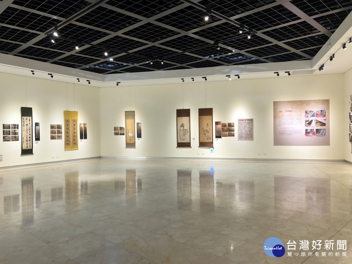 「修張畫,Show彰化」典藏修復展即日起縣立美術館展出,國立雲林科大林煥盛教授解說修復過程。圖/記者鄧富珍攝