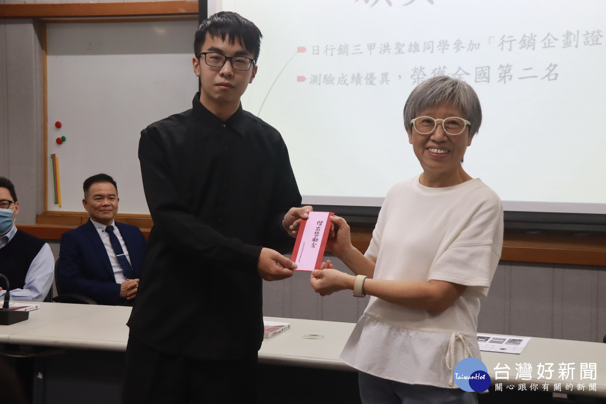系主任張淑敏再加碼贈獎學金。(記者扶小萍攝)