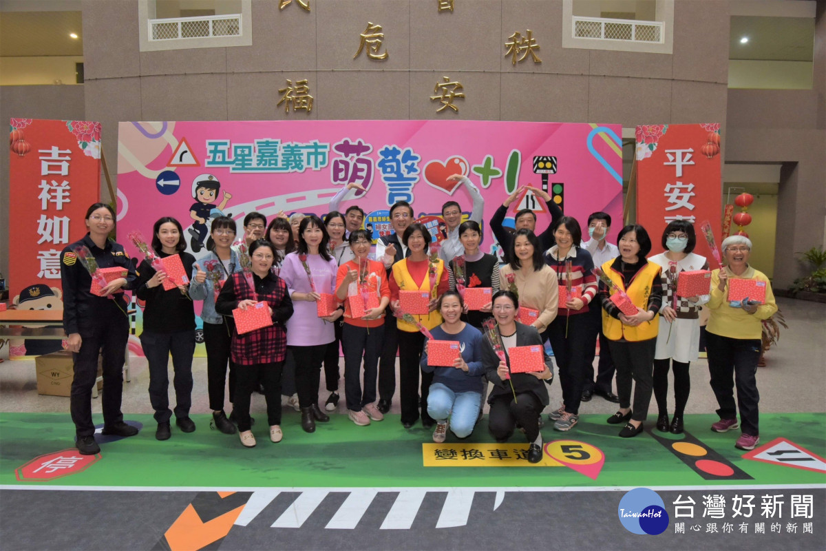 嘉義市政府警察局局長陳炯旭、副局長洪頂力及副局長余鴻恩分別至各單位，致贈玫瑰花及精美禮品給女性同仁／警方提供