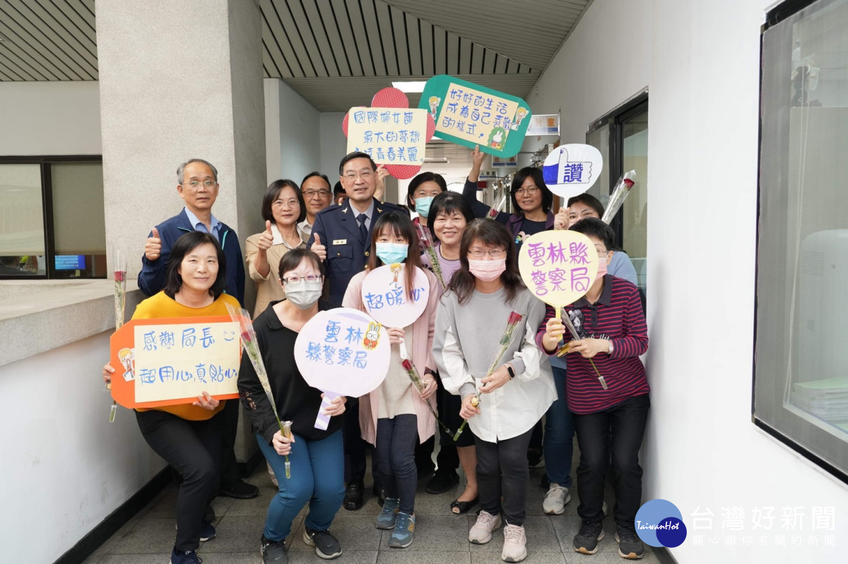 雲林縣警局舉辦婦女節活動，由局長林故廷率重要幹部親自走訪各辦公室，逐一致贈女性同仁玫瑰、巧克力及甜點／警方提供