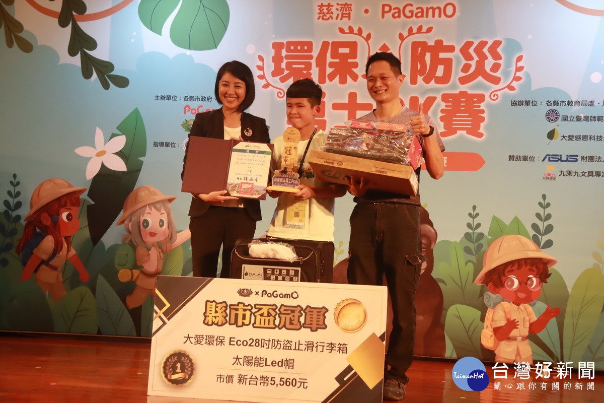 許淑華縣長頒獎給獲獎同學老師。(記者扶小萍攝)