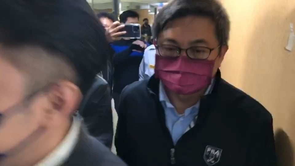 檢調偵辦經發局前局長陳凱凌涉貪延伸案件,前天搜索市府能源科。圖為陳凱凌上次遭帶走畫面。資料照片