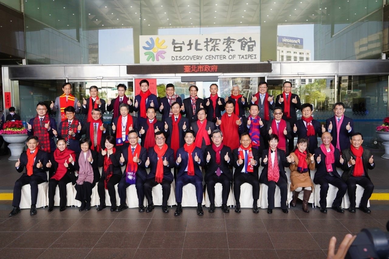 台北市議員批評台北市長蔣萬安的小內閣女性成員比例偏低，和蔣萬安競選時承諾的有落差，圖為蔣萬安去年就職時和北市府局處首長合影。台北市政府提供