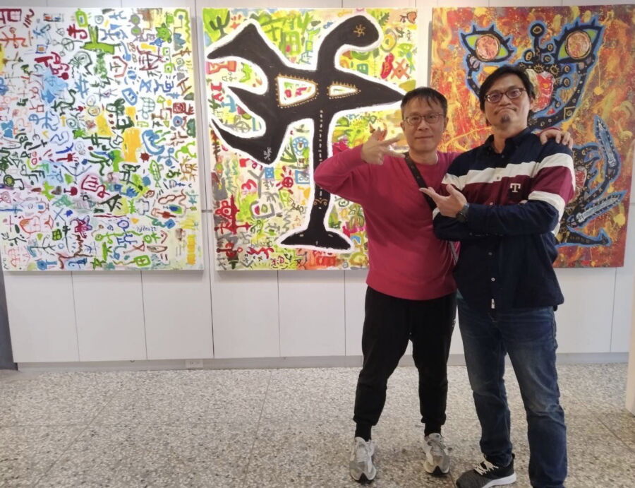 圖/「我的古甲金醉」的畫家「九鬼」劉政宏(右)和策展人趙偉勝(左 )都是醫師,2人還是高中同學。(圖/九鬼提供)