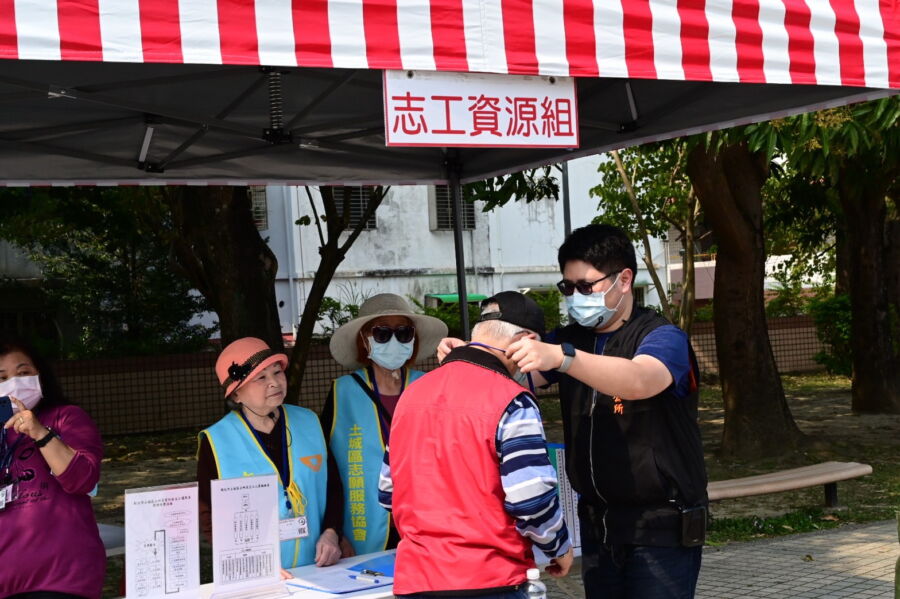 圖/土城區公所今(8)日於綜合體育場辦理「防災公園開設演練」。(圖/土城區公所提供)