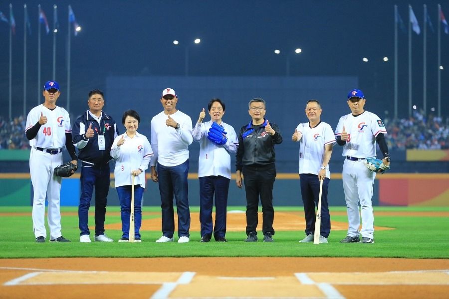 「2023世界棒球經典賽(WBC)」8日起在台中洲際棒球場副總統賴清德、台中市長盧秀燕、中國信託銀行董事長利明献、中華隊教練團王建民、彭政閔共同擔任開球嘉賓,李維拉、賴副總統投出漂亮的一球,利董事長、盧市長強力揮擊。(圖/台中市政府)