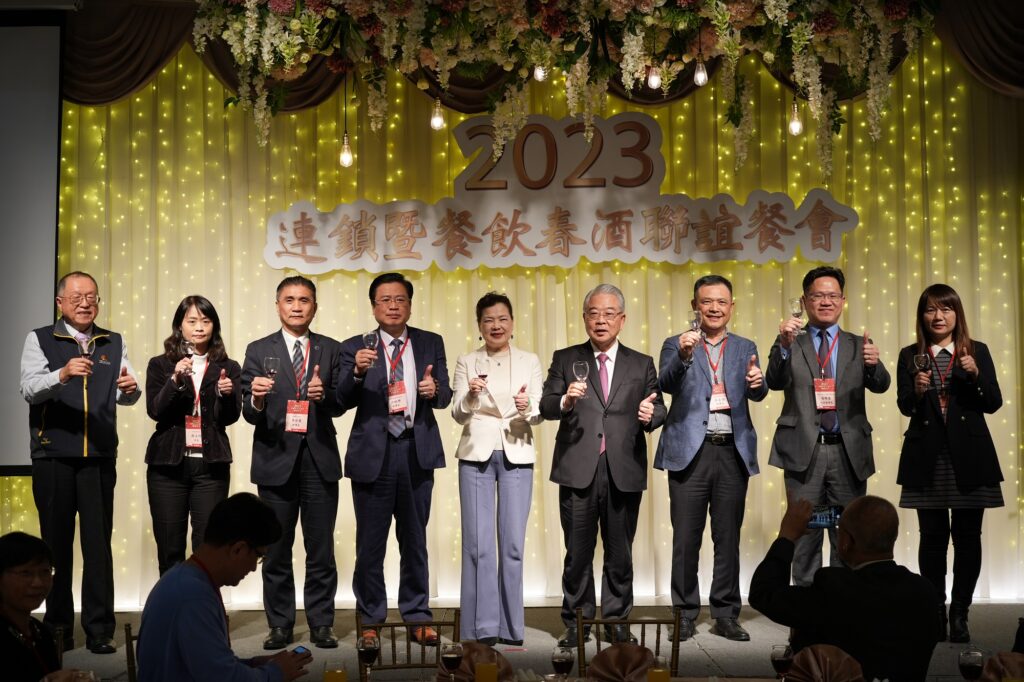 (左起)財團法人中國生產力中心張寶誠總經理、經濟部商業司蘇文玲司長、台灣餐飲聯盟李日東理事長、中華民國全國商業總會許舒博理事長、經濟部王美花部長、財團法人中國生產力中心許勝雄董事長、台灣連鎖加盟促進協會吳永強理事長、財團法人台灣中小企業聯合輔導基金會吳群隆董事長、台灣連鎖暨加盟協會洪雅齡秘書長