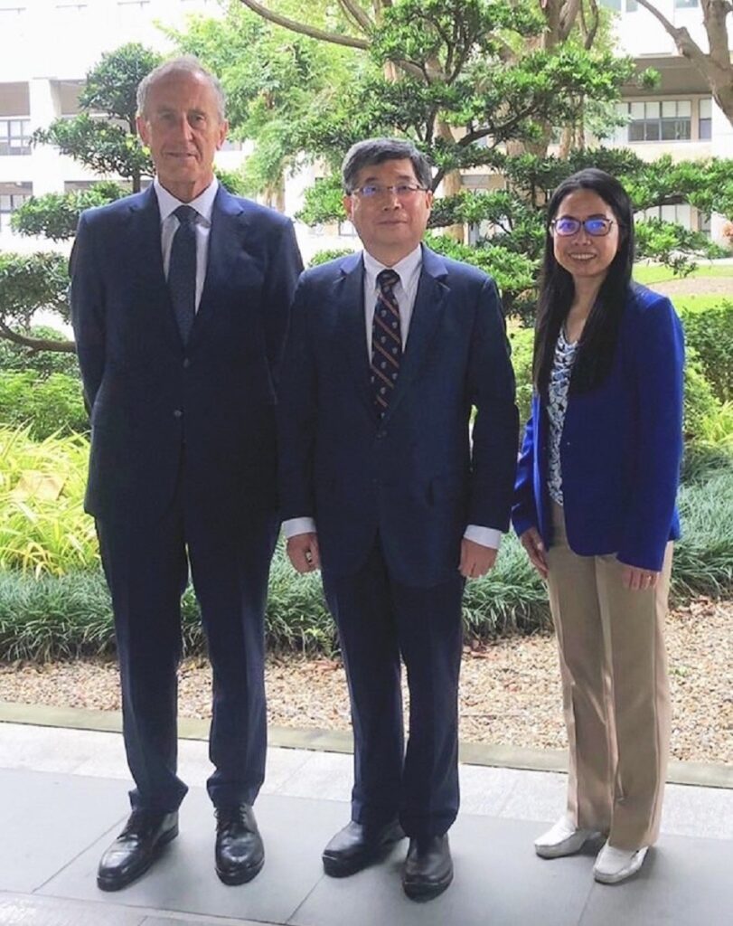 (左)澳洲龐德大學商學院院長Terry_O’Neill教授、(中)_東海大學管理學院院長李書行、(右)日本立命館亞洲太平洋大學管理學院院長Lailani_Alcantara教授。(圖/東海大學提供)