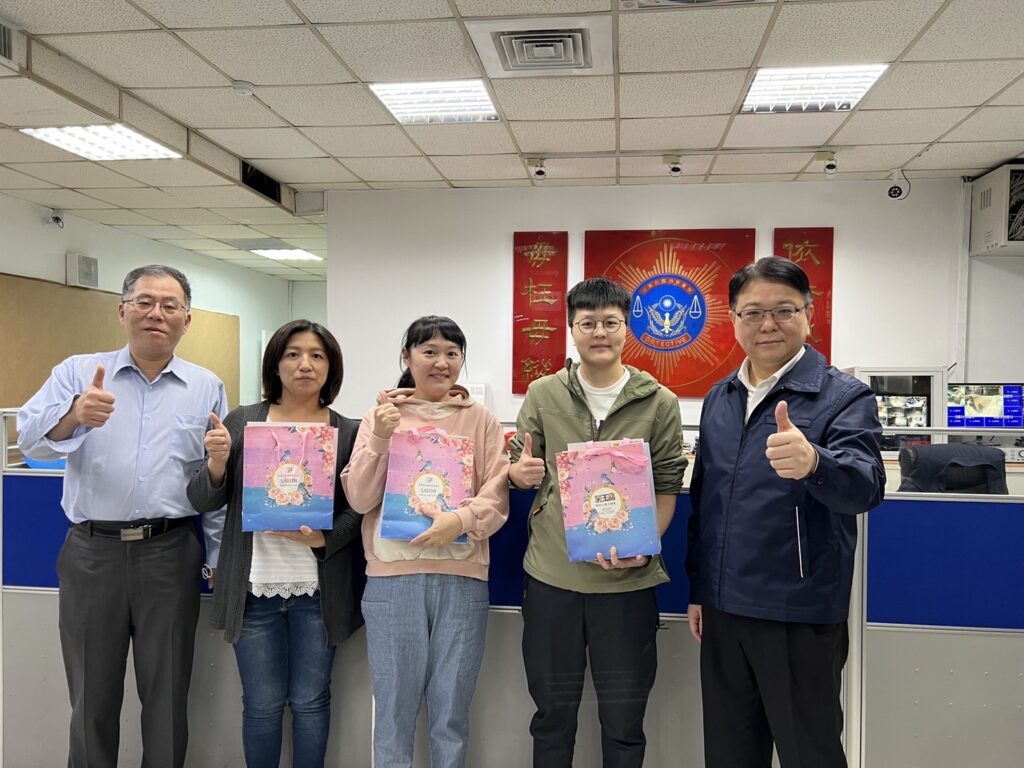 樹林分局長趙家輝為感謝分局姐妹們在各崗位上的貢獻與付出,特別準備了身體乳液、護髮霜、護唇膏等貼心禮品致贈女性同仁