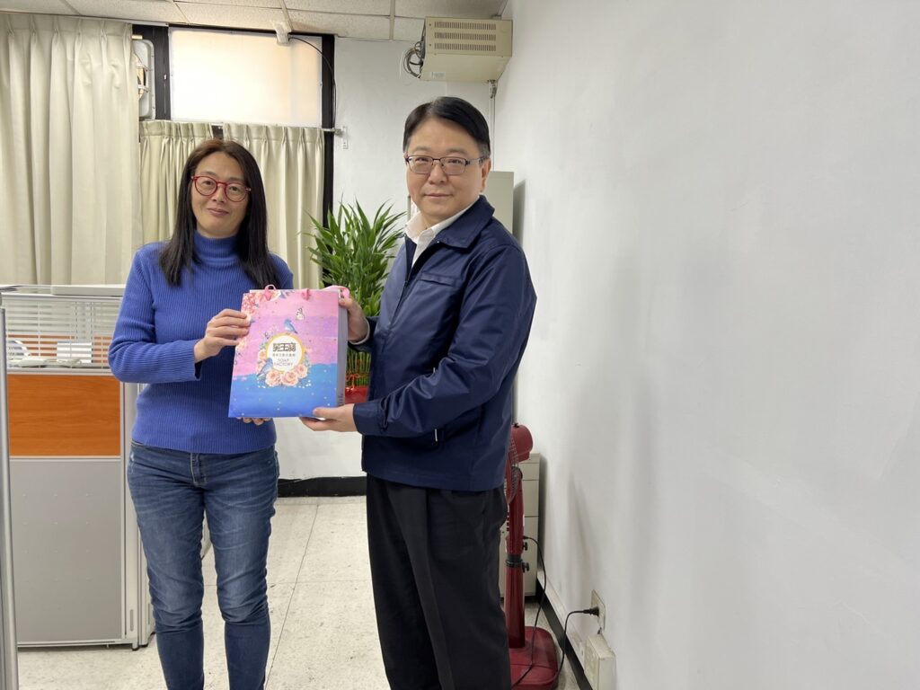 樹林分局長趙家輝為感謝分局姐妹們在各崗位上的貢獻與付出,特別準備了身體乳液、護髮霜、護唇膏等貼心禮品致贈女性同仁