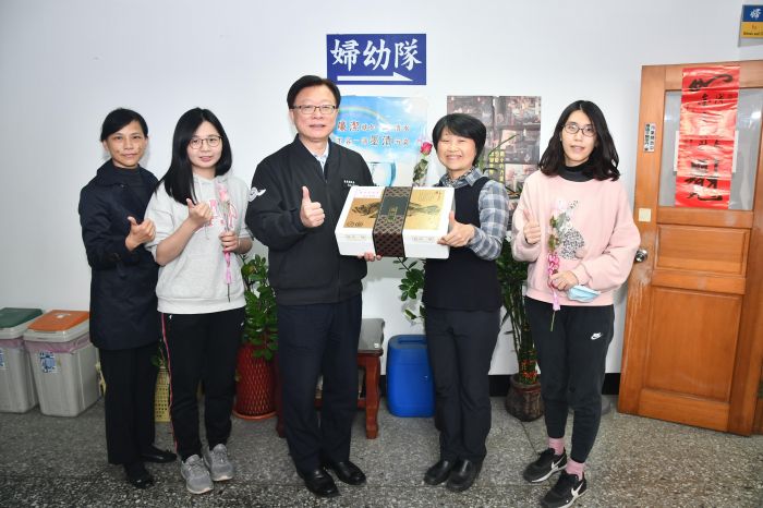 歡慶國際婦女節 苗縣警察局長致贈玫瑰花