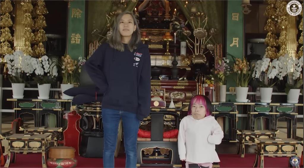 世界最狂身高差!這對雙胞胎「完全不像」妹妹僅87公分 一番話惹鼻酸