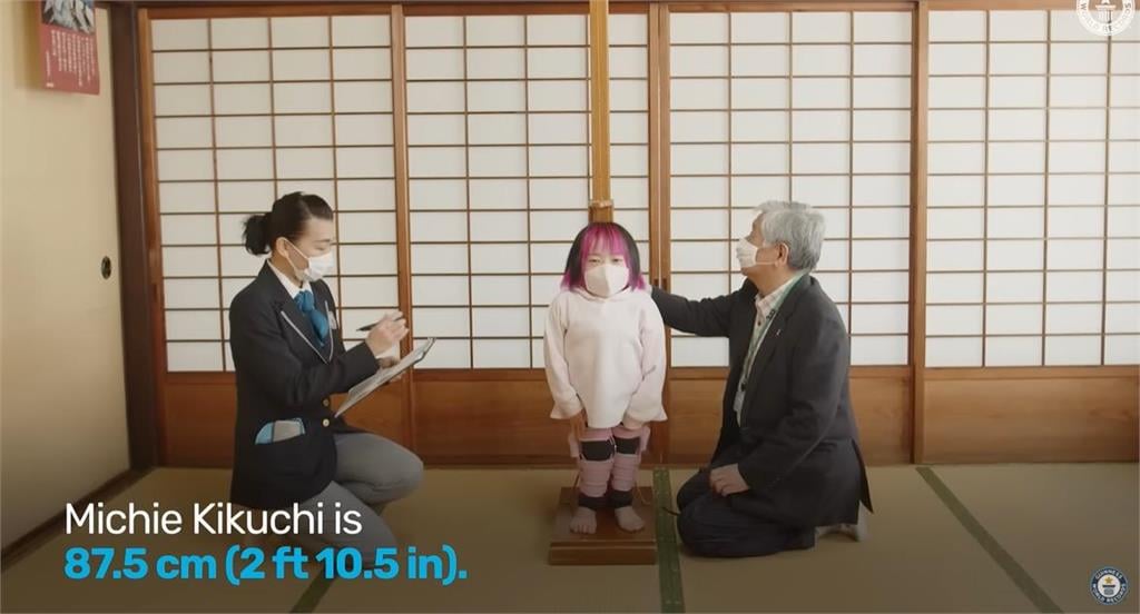 世界最狂身高差!這對雙胞胎「完全不像」妹妹僅87公分 一番話惹鼻酸