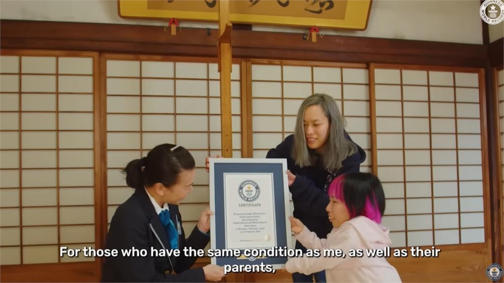 世界最狂身高差!這對雙胞胎「完全不像」妹妹僅87公分 一番話惹鼻酸