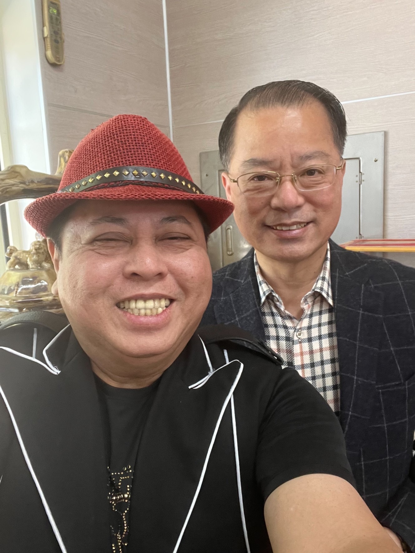 警政署長黃明昭(右)竟現身知名台灣本土劇男演員黑面直播節目。(翻攝自黑面直播)